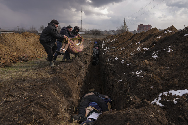 В Мариупол руснаците раздават хуманитарна помощ на мястото, където преди година трупаха телата на цивилни, съобщи съветник на кмета в изгнание