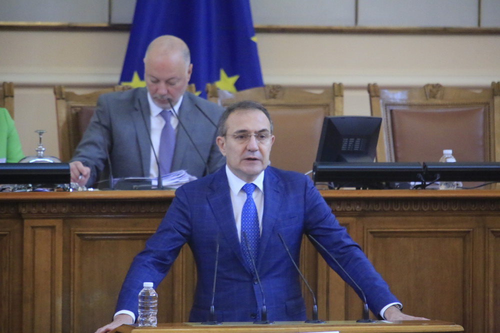 В отговор на БСП премиерът Денков призна, че има смущаващи елементи в договора с „Боташ“