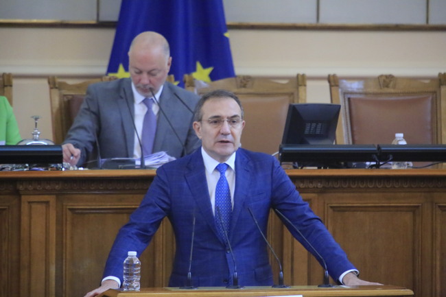 В отговор на БСП премиерът Денков призна, че има смущаващи елементи в договора с „Боташ“