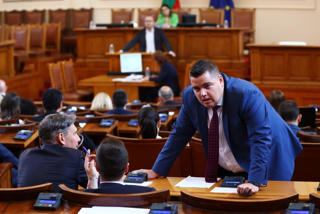 Повече от три часа депутатите обсъждаха предложението за произвеждане на национален референдум за запазване на българския лев до 2043 г.