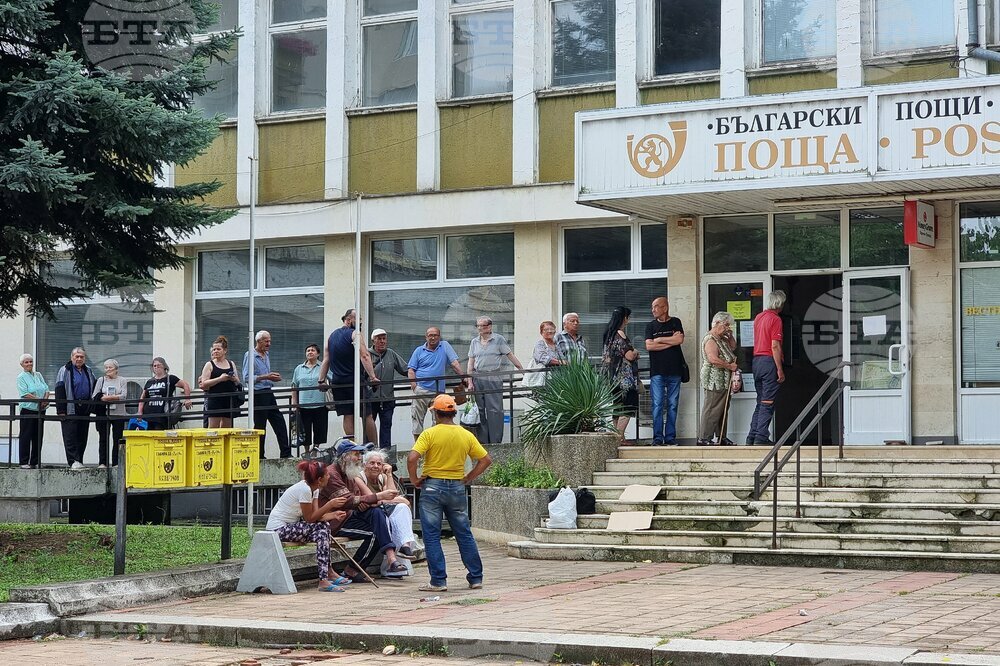 Дълга опашка от пенсионери се е извила от сутринта пред централната поща в Монтана