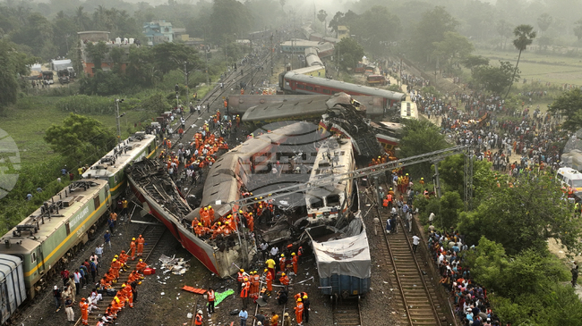 ПТИ: Четирима са загинали при сблъсък на пътнически влак с товарен влак в Индия