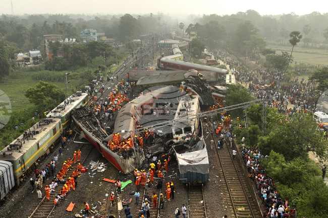 ПТИ: Четирима са загинали при сблъсък на пътнически влак с товарен влак в Индия