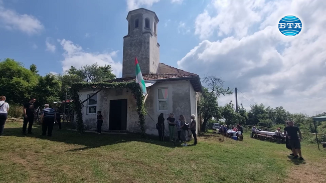 Десетки миряни, някои облечени в носии, отбелязаха паметта на света великомъченица Неделя в село с двама постоянни жители