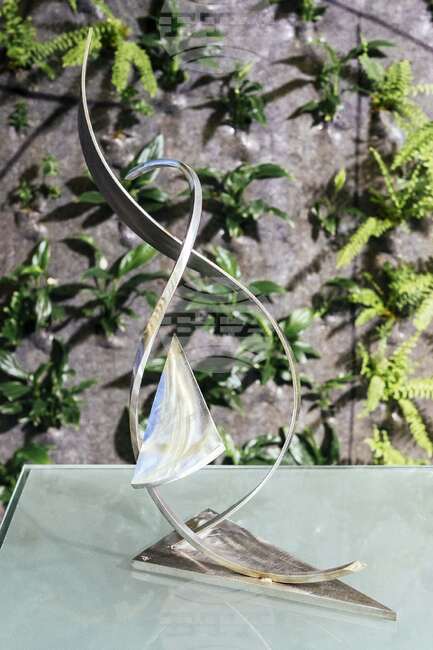 Габриела фон Хабсбург показва поезия от стомана