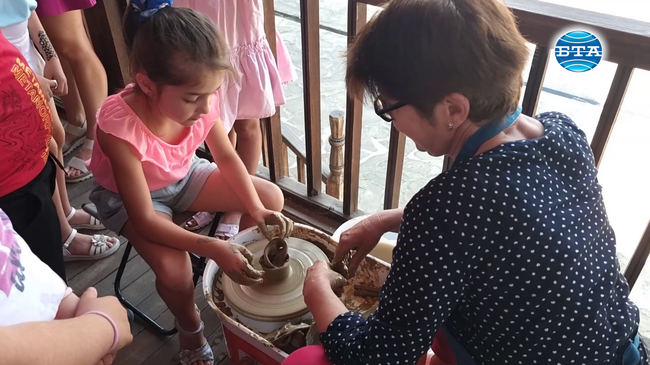 Докосването до глината е като магия, казва майсторът керамик Мария Попова