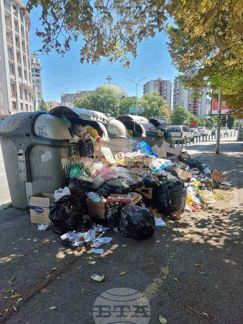 Улиците на курортния град Будва са затрупани с отпадъци заради стачка на компанията за почистване