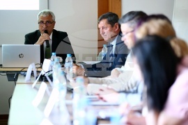 Институции - публични финанси - кръгла маса