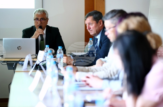 Институции - публични финанси - кръгла маса