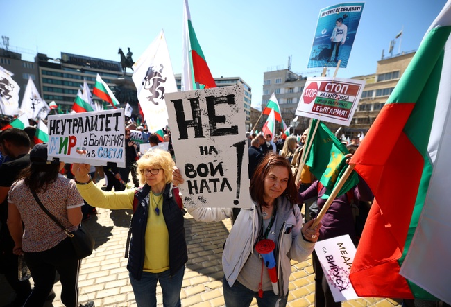 Привърженици на "Възраждане" протестират пред парламента с искания за запазване на неутралитет в конфликта в Украйна