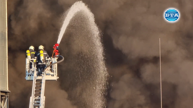 Склад гори в завод за фуражни храни в Ловеч