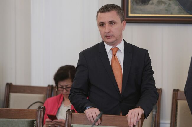 Решението дали България ще плаща в рубли за доставката на газ от "Газпром експорт" ще бъде в унисон с това на ЕС, каза министър Николов