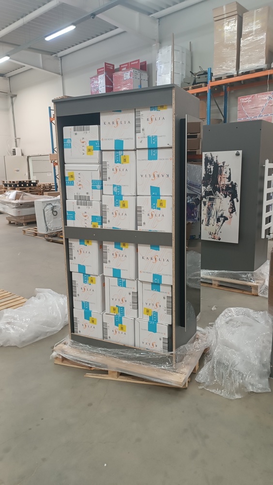 Агенция „Митници“: 300 000 къса цигари, укрити в експонат от изложение за мебели, задържаха митнически служители