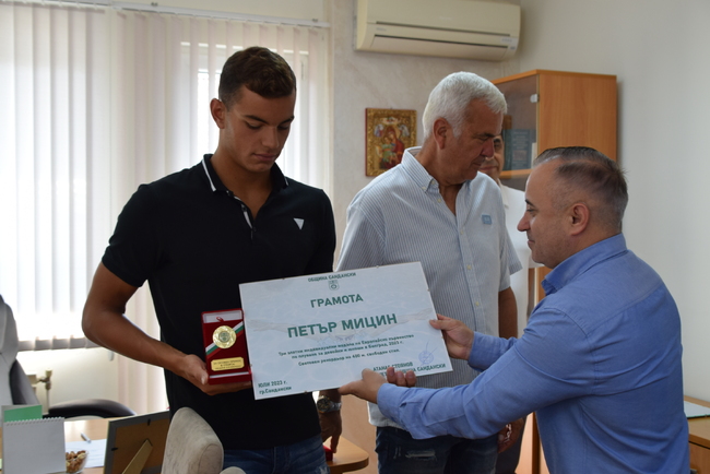 Гордост: Сандански посрещна шампиона Петър Мицин и треньора Николай Вакареев