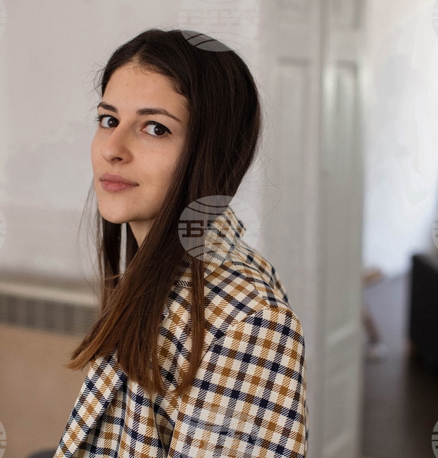 Светът е едно голямо стихотворение, в което живеем, казва поетесата Теа Монева