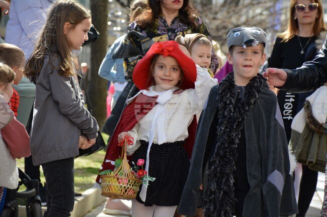 Благоевград - парад - приказни герои