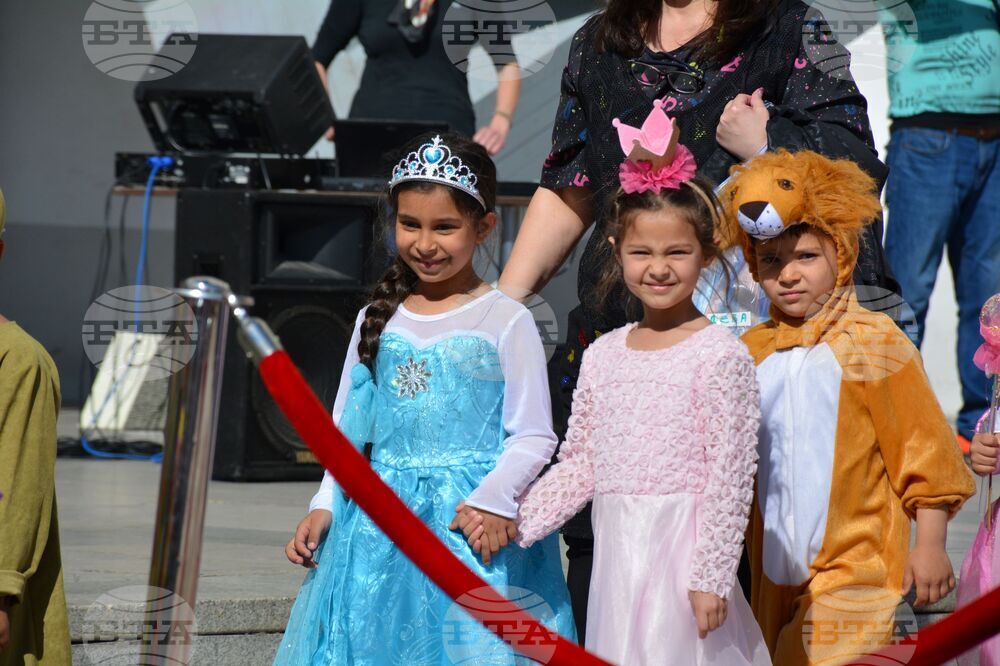 Благоевград - парад - приказни герои