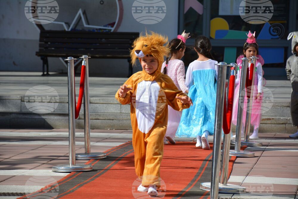 Благоевград - парад - приказни герои