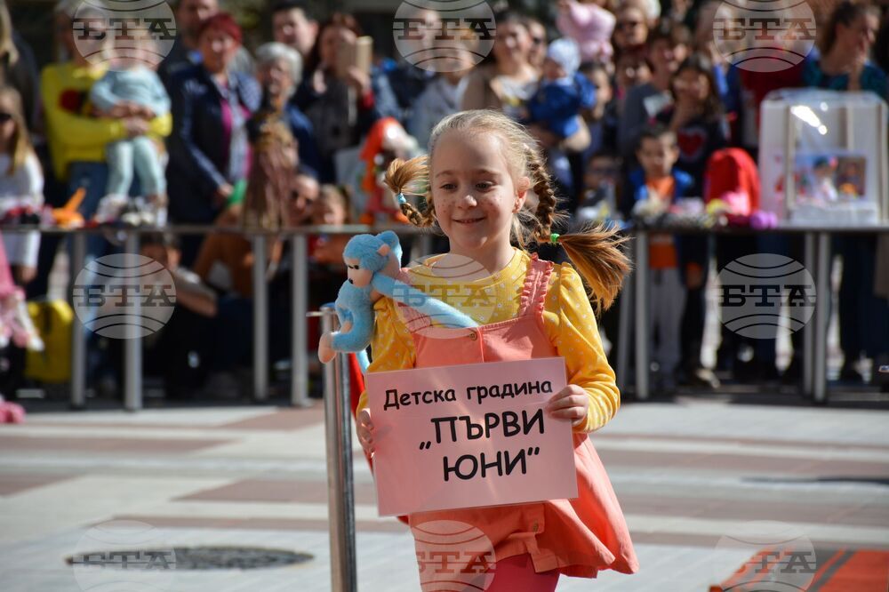 Благоевград - парад - приказни герои
