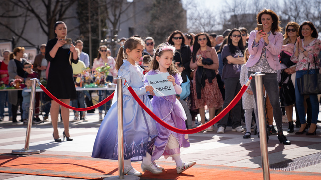 Малчугани превърнаха площада в Благоевград в приказна сцена. Любими детски герои дефилираха по червен килим пред зала „22 септември“