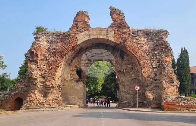 Хисаря - Южна крепостна порта "Камилите" - подписка