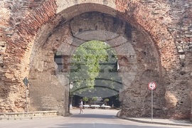 Хисаря - Южна крепостна порта "Камилите" - подписка