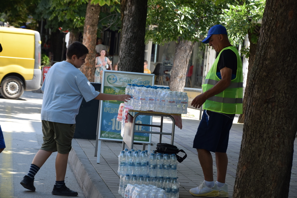 В най-горещите дни община Сандански предоставя минерална вода на жителите и гостите на града