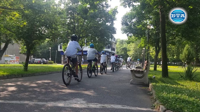 Деца от Момчилград се обучават как да карат безопасно велосипед