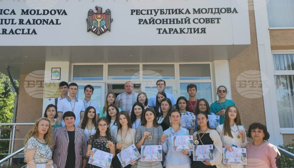 Top High School Graduates Awarded in Taraclia