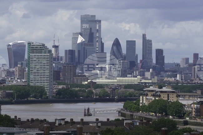 Стара църковна кула в Лондон бе повдигната на 14 метра над земята за строежа на офис сграда