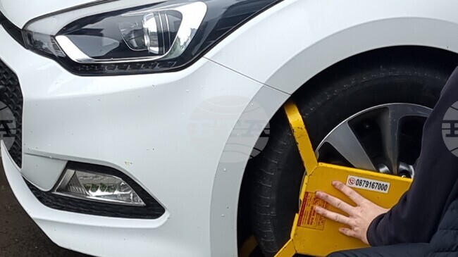 Шофьор свали сам поставената скоба на автомобила му в Кърджали и си тръгна, полицията извършва проверка