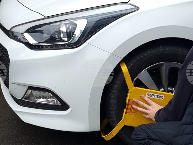 Шофьор свали сам поставената скоба на автомобила му в Кърджали и си тръгна, полицията извършва проверка