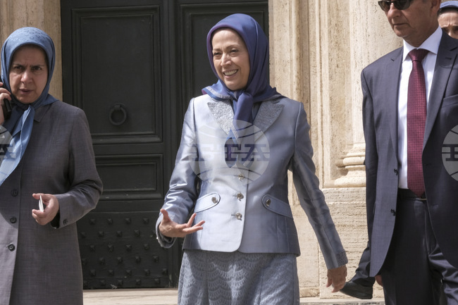 Лидерка на дисиденти в чужбина призовава иранците да свалят Хаменей 