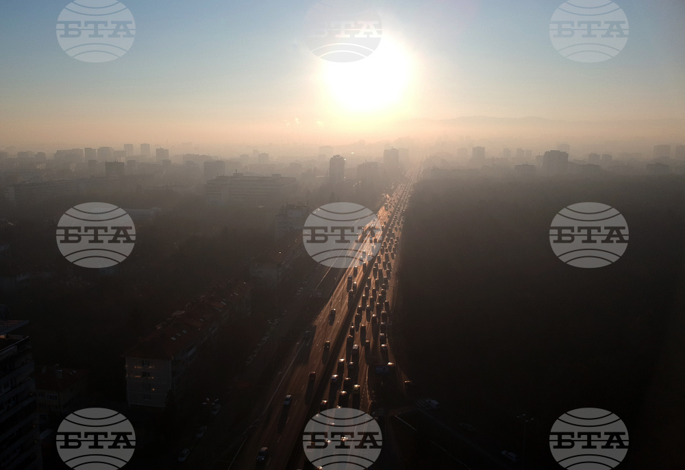 Гражданите в 21 общини с проблем с качеството на въздуха могат да получат екологични топлоуреди, съобщават от МОСВ