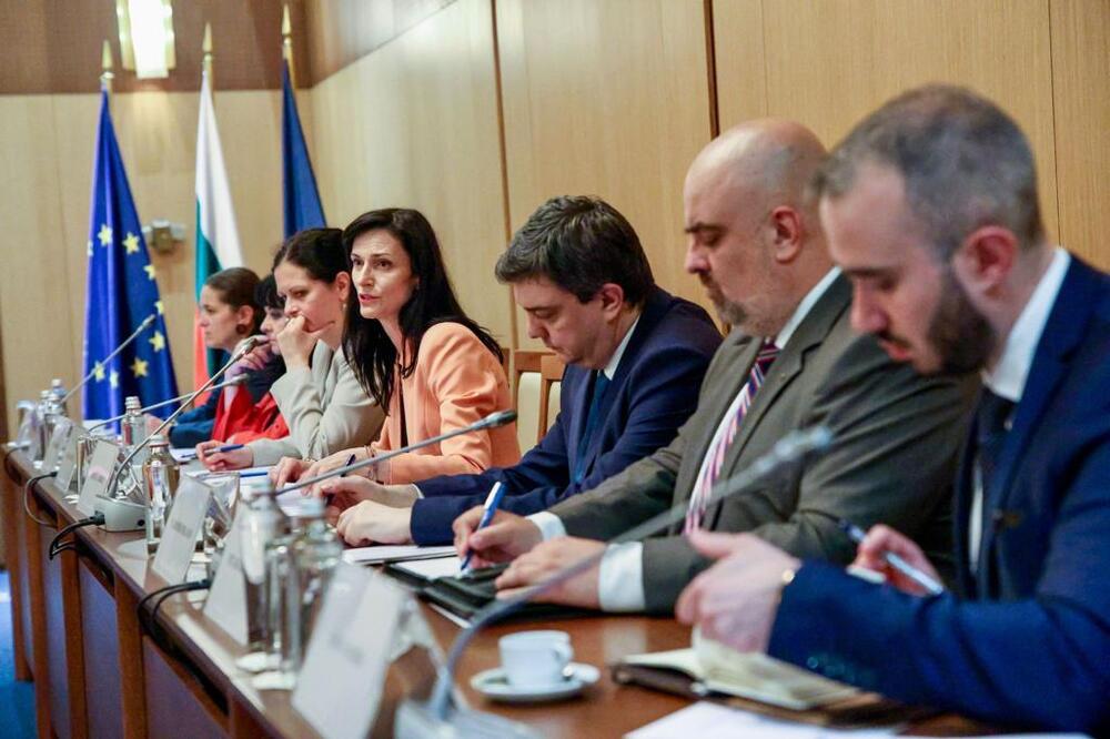 МВнР: Вицепремиерът и министър на външните работи Мария Габриел проведе среща с посланиците на страни извън ЕС