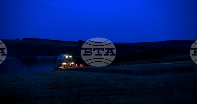 Село Голям Поровец - работа на полето - нощна жътва