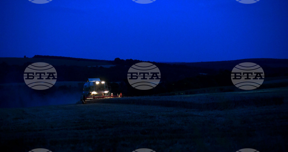 Село Голям Поровец - работа на полето - нощна жътва