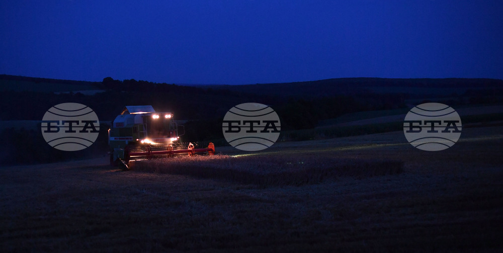 Село Голям Поровец - работа на полето - нощна жътва