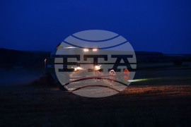 Село Голям Поровец - работа на полето - нощна жътва