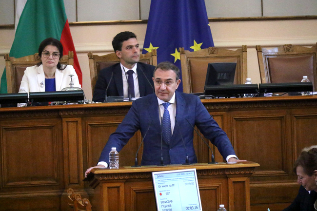 Борислав Гуцанов, БСП: Касетъчни бомби са забранени от българския закон и международни договори, а Денков оправдава използването им в Украйна – това е позор