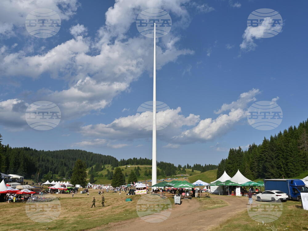 На Роженските поляни започна празничната програма за издигане на българското знаме на 111-метровия пилон „Рожен“