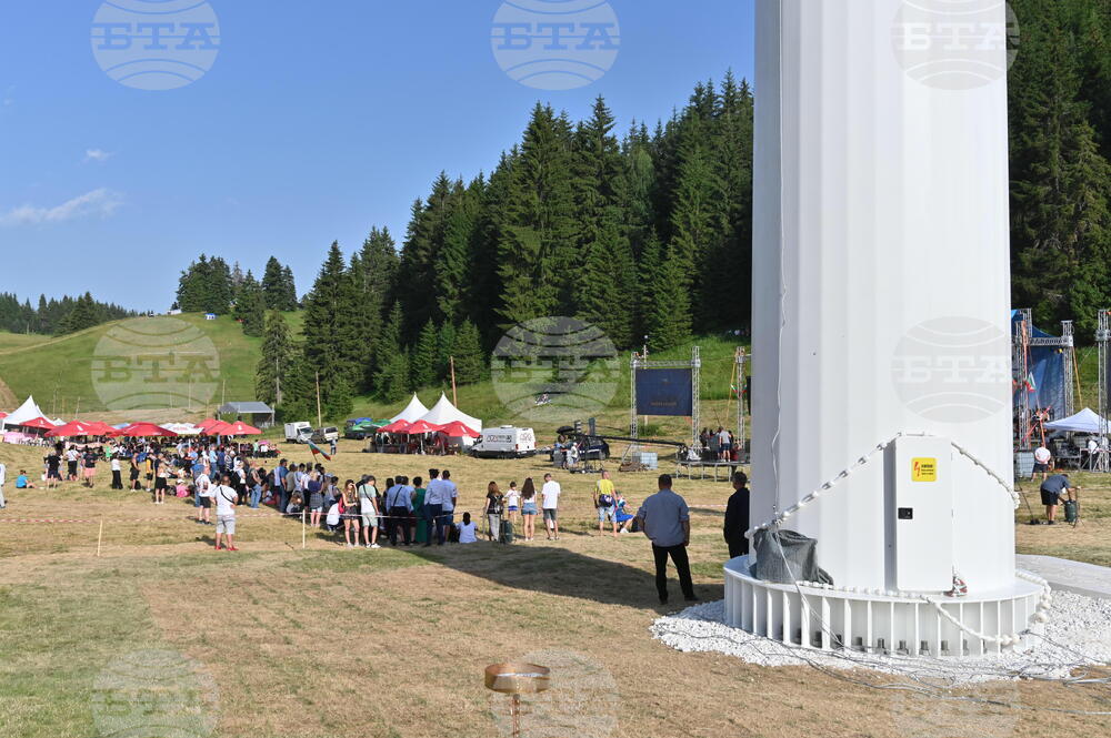 На Роженските поляни започна празничната програма за издигане на българското знаме на 111-метровия пилон „Рожен“