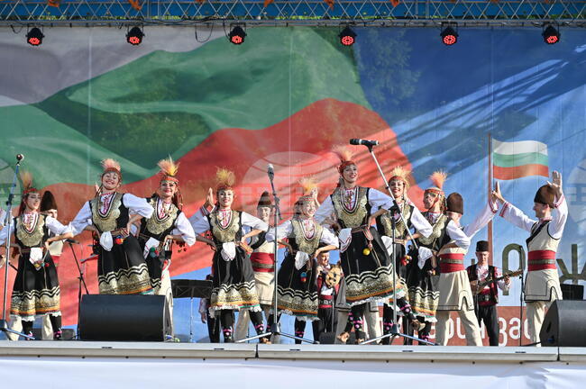 На Роженските поляни започна празничната програма за издигане на българското знаме на 111-метровия пилон „Рожен“