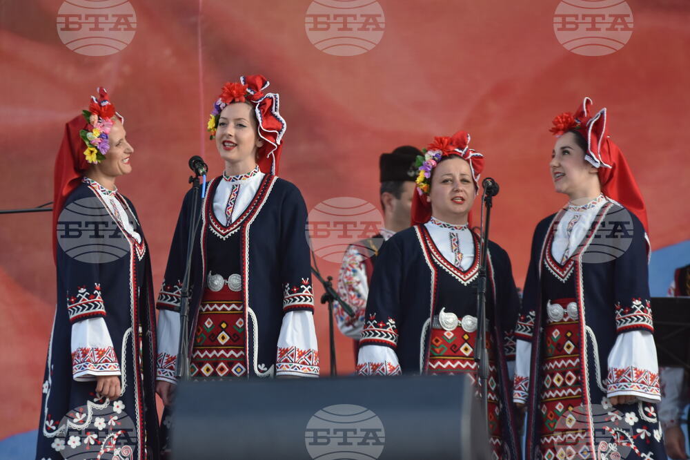 На Роженските поляни започна празничната програма за издигане на българското знаме на 111-метровия пилон „Рожен“