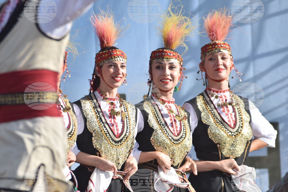 На Роженските поляни започна празничната програма за издигане на българското знаме на 111-метровия пилон „Рожен“