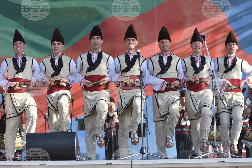 На Роженските поляни започна празничната програма за издигане на българското знаме на 111-метровия пилон „Рожен“