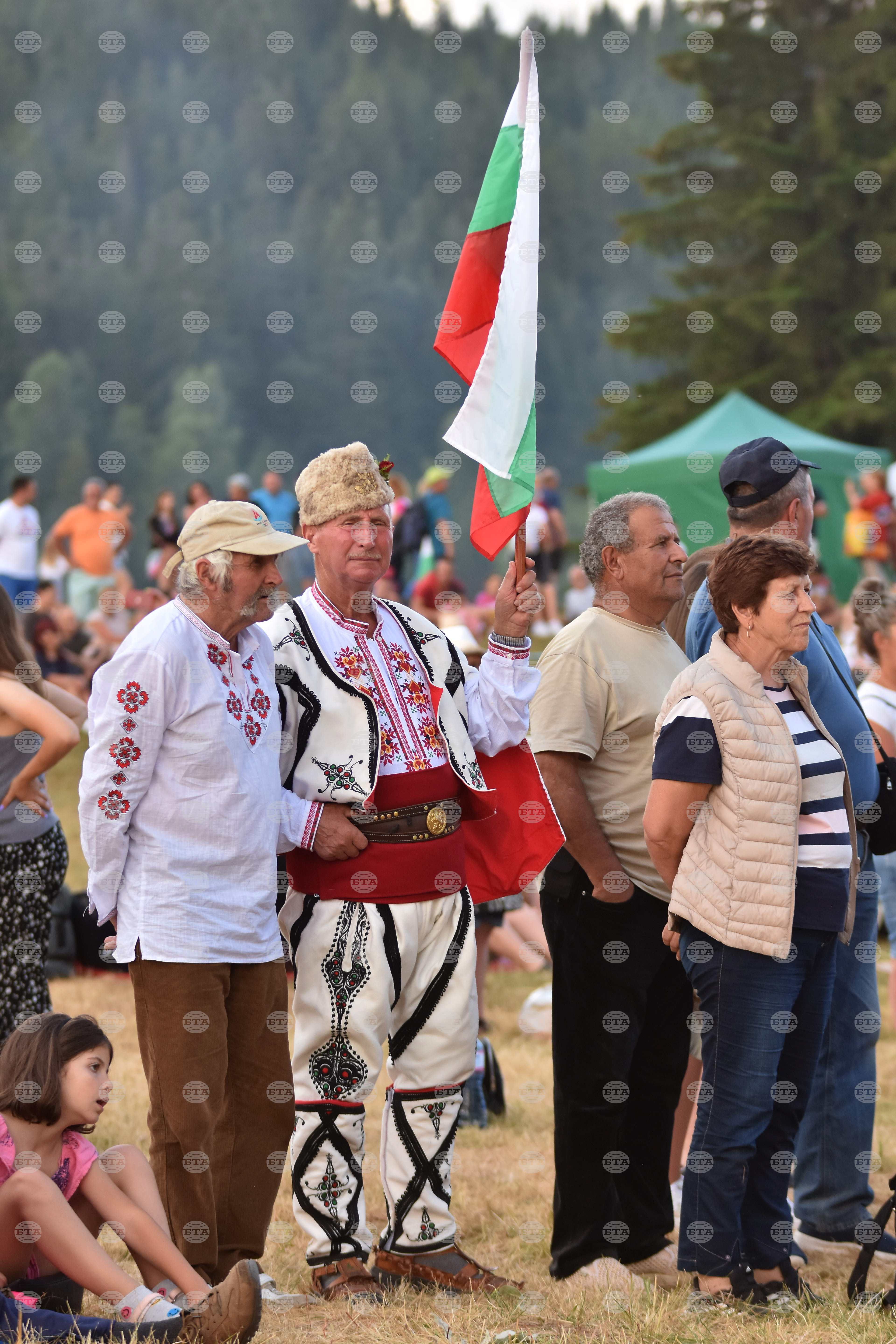На Роженските поляни започна празничната програма за издигане на българското знаме на 111-метровия пилон „Рожен“