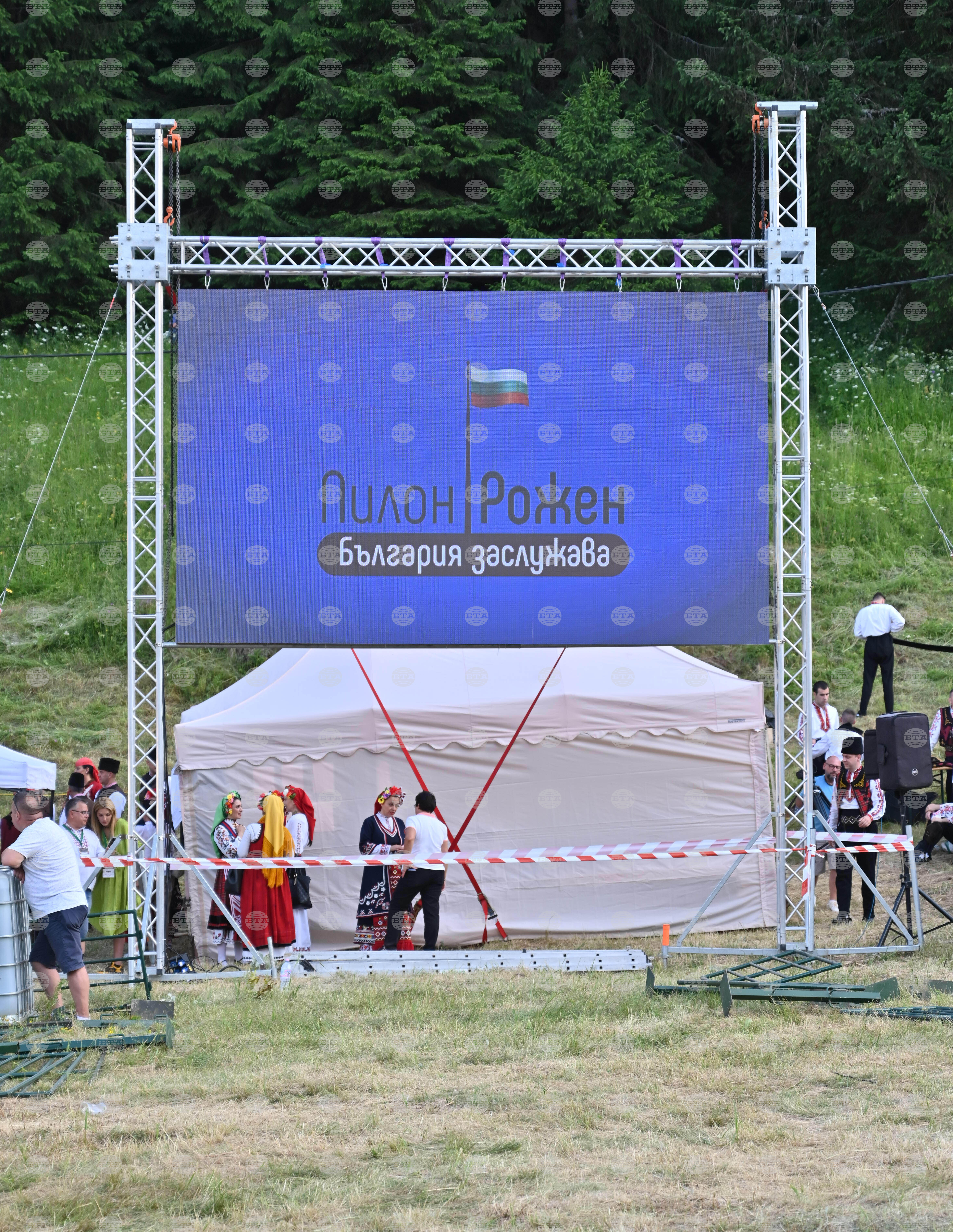 На Роженските поляни започна празничната програма за издигане на българското знаме на 111-метровия пилон „Рожен“