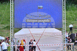 На Роженските поляни започна празничната програма за издигане на българското знаме на 111-метровия пилон „Рожен“