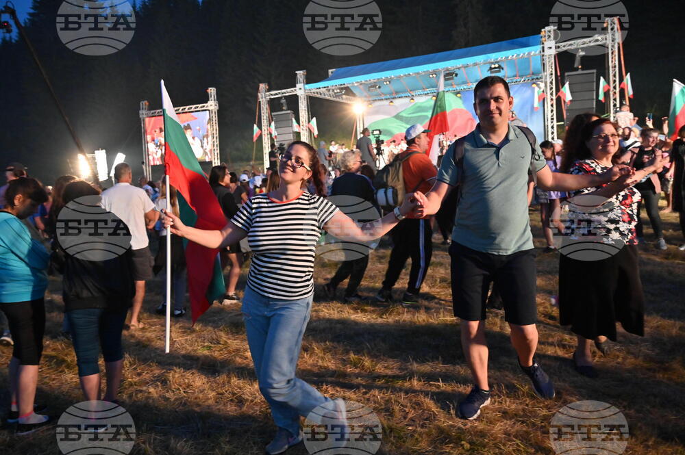 Роженски поляни - пилон „Рожен“ - издигане на националния флаг